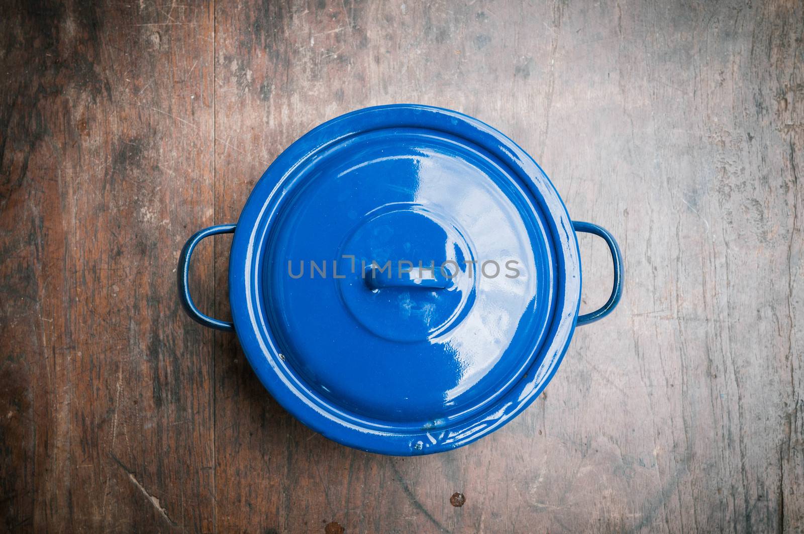 blue of cooking pot on wooden background
