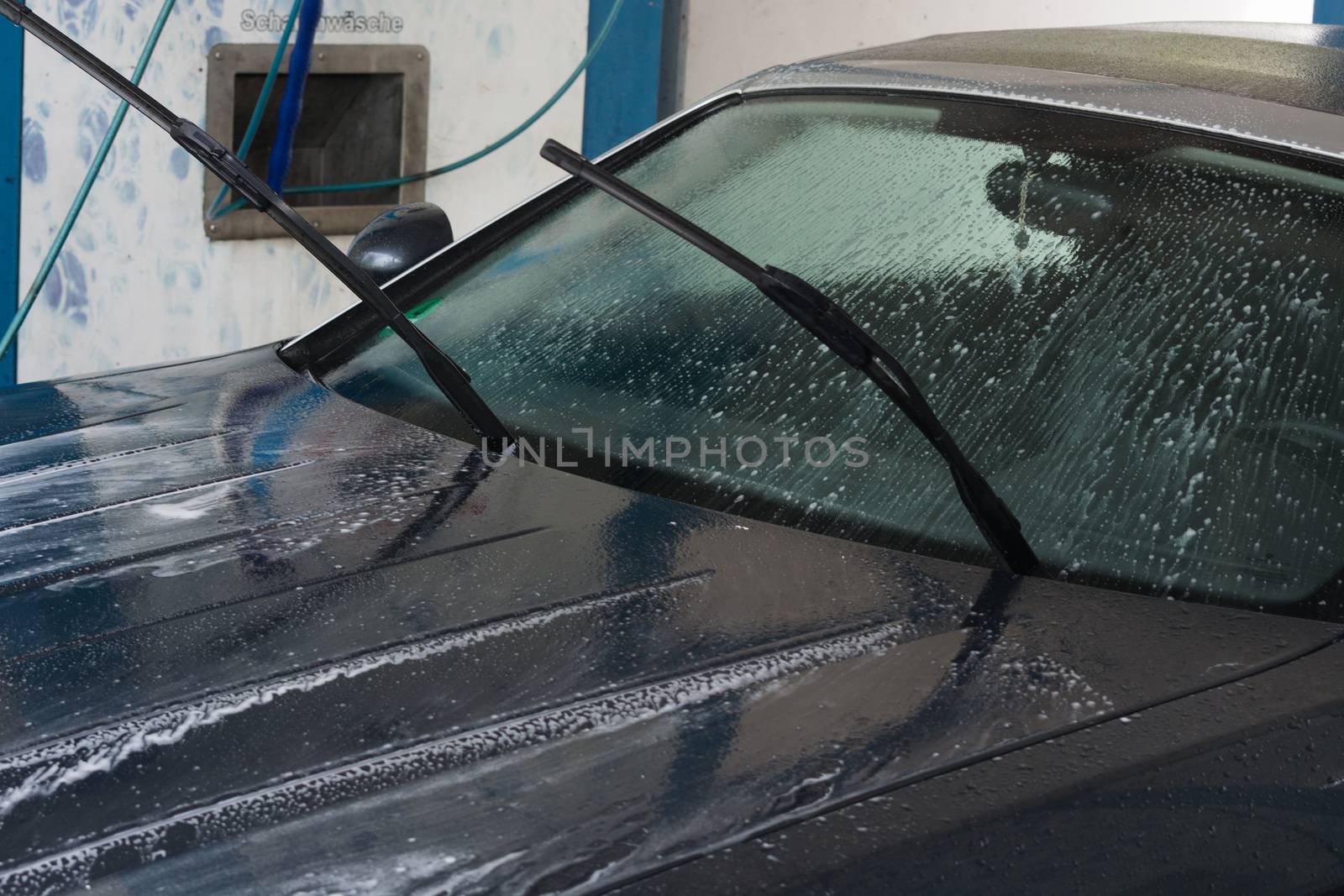 Manual car wash with pressurized water in the car wash outside.
