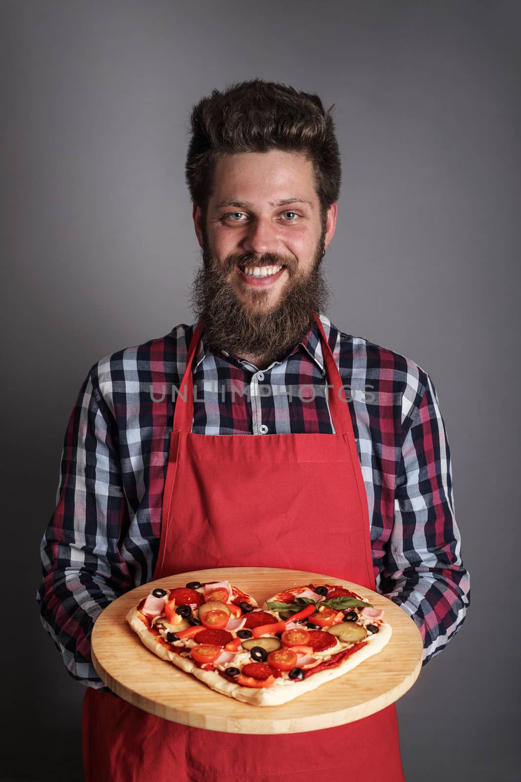 Man holding pizza by destillat