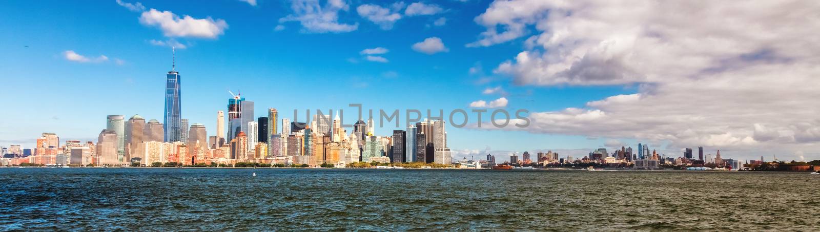 New York City skyline at the afternoon w the Freedom tower and Brooklyn