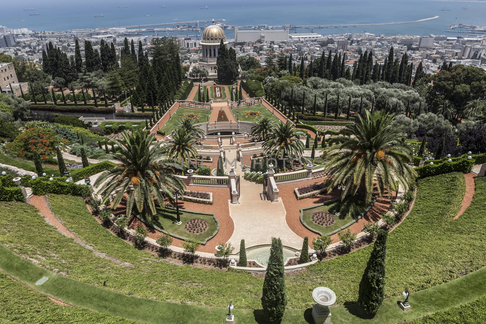 Beautiful image of a park and city near sea