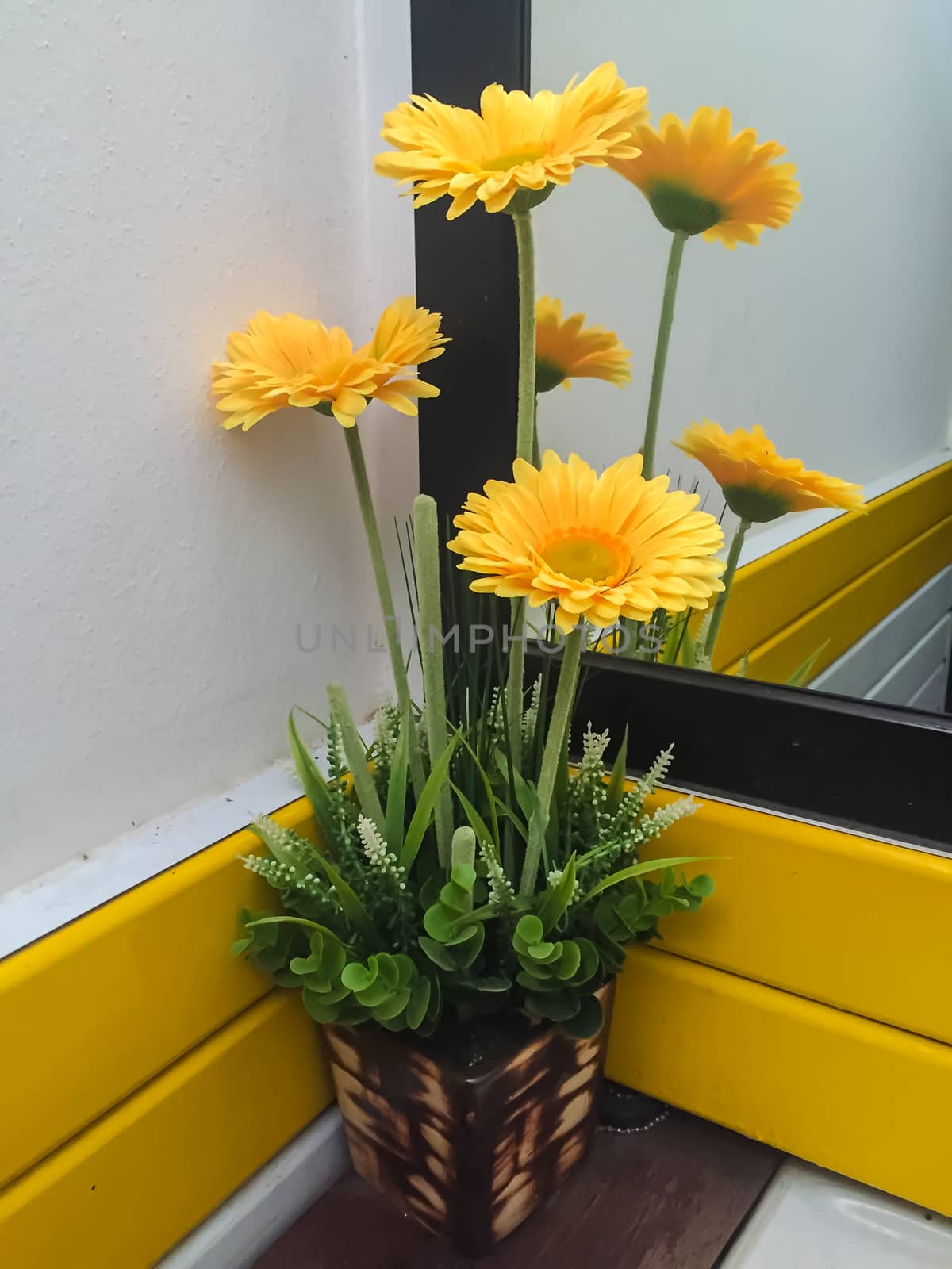 Yellow flowers that decorate the front of the mirror.