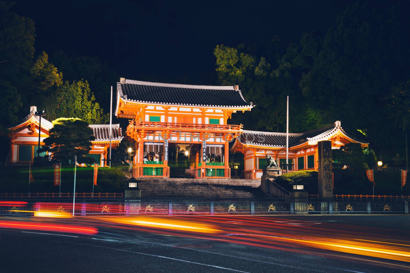 Main gate of the Yasaka shrine in Kyoto at night, Japan.