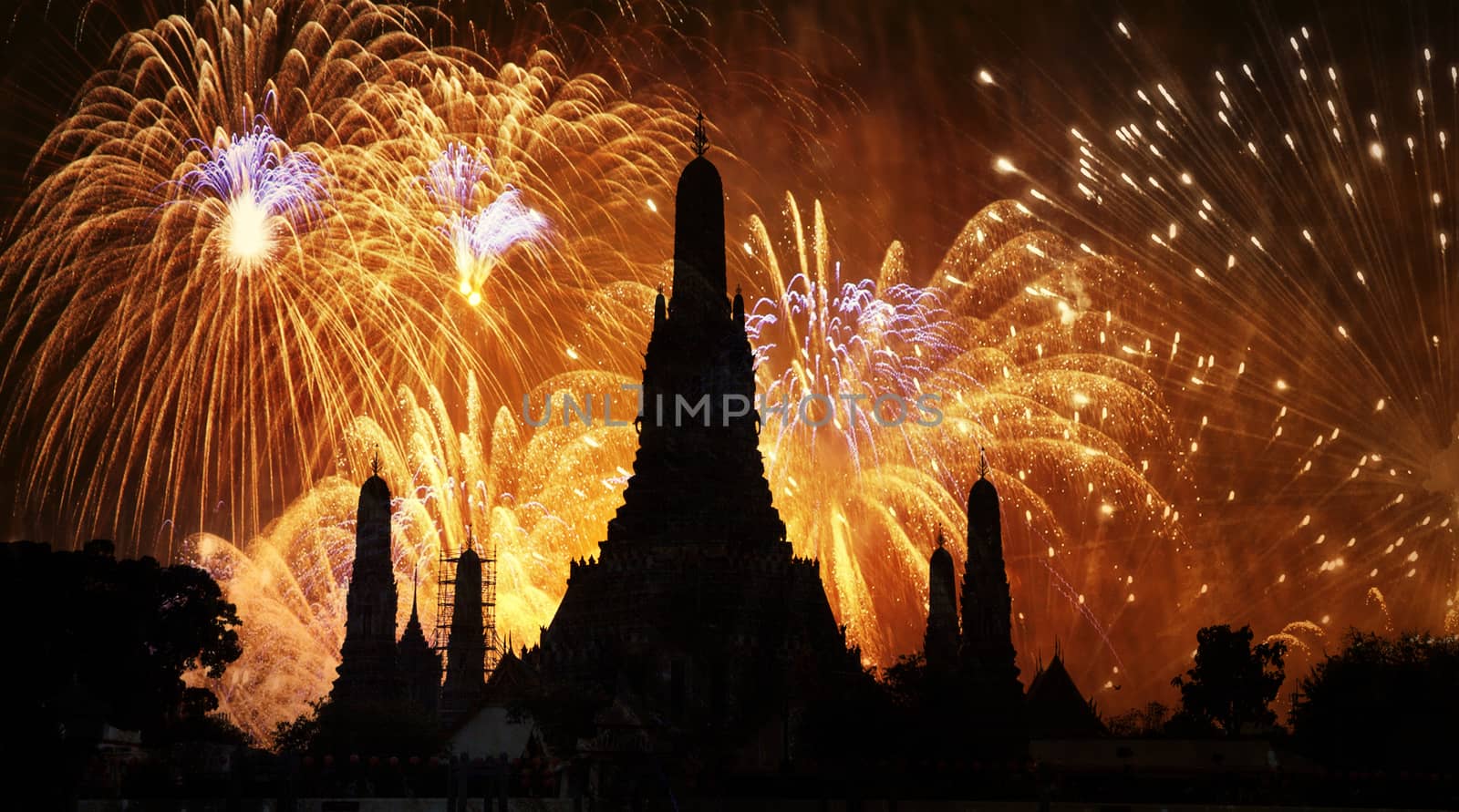 exotic new year - Bangkok new year countdown fireworks at Wat Ar by melis