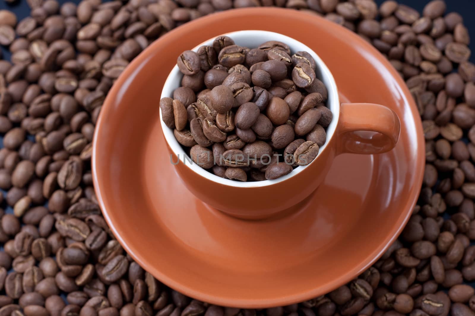 oranje coffee mug  full of coffee beans