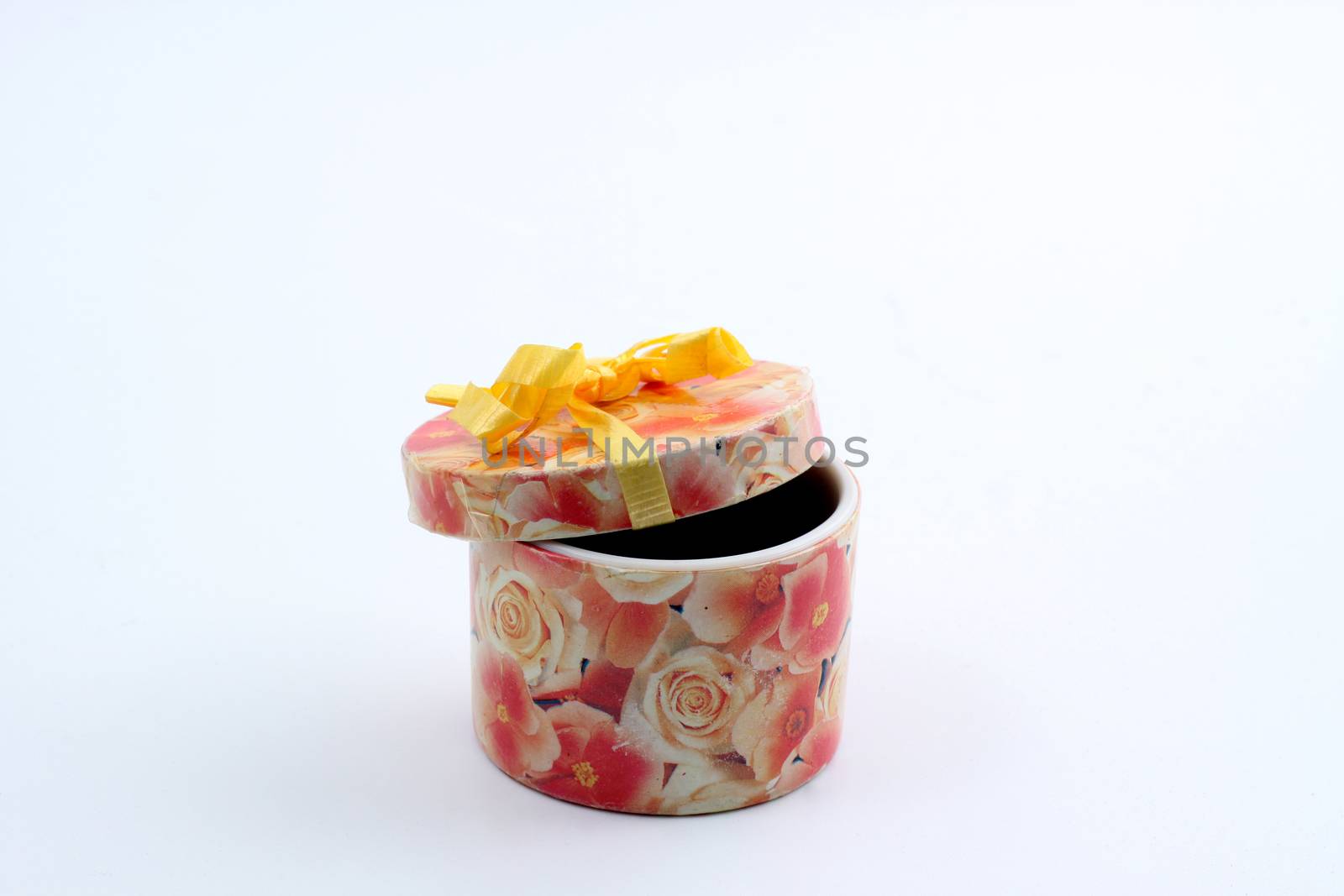 pick flower pattern gift ring box with yellor ribbon