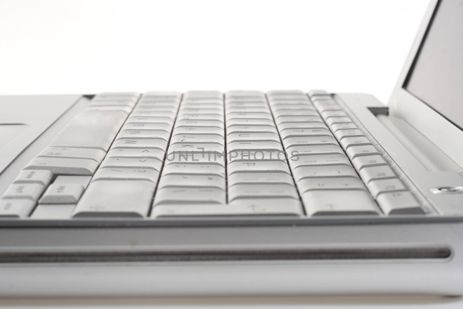 silnver keyboard focus on the middle