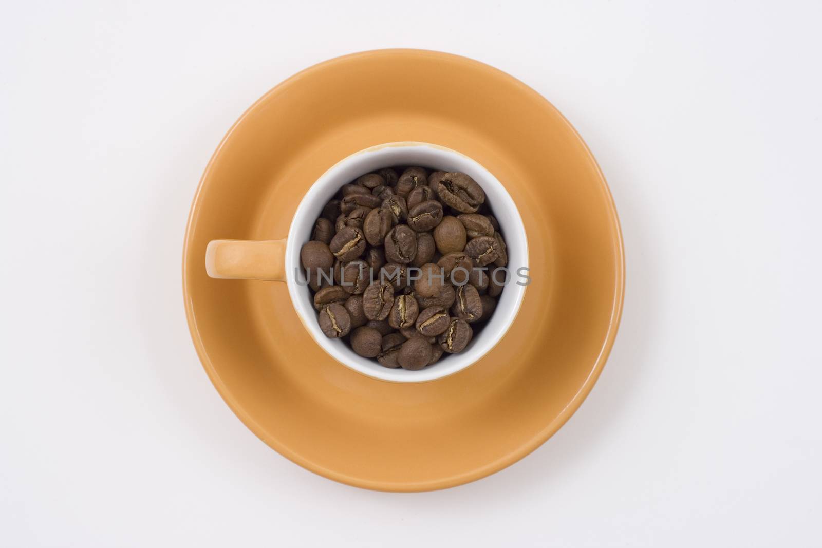 oranje coffee mug and oranje plate full of coffee beans