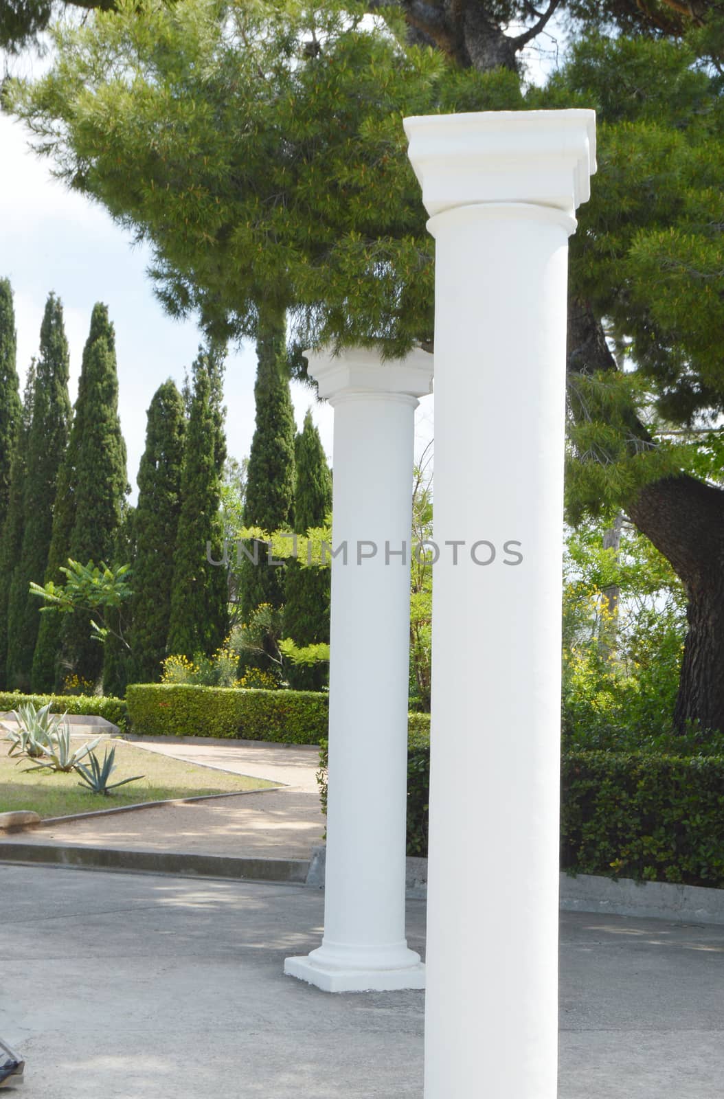 White decorative columns in Greek style to decorate the Park.