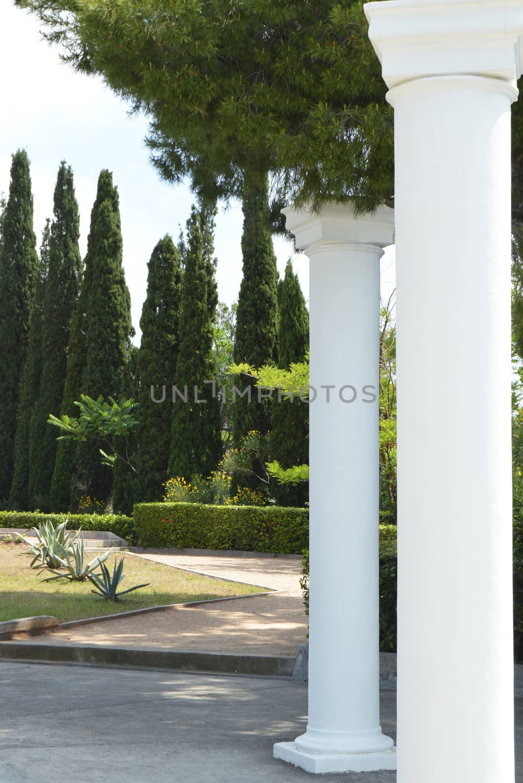 White decorative columns in Greek style to decorate the Park.