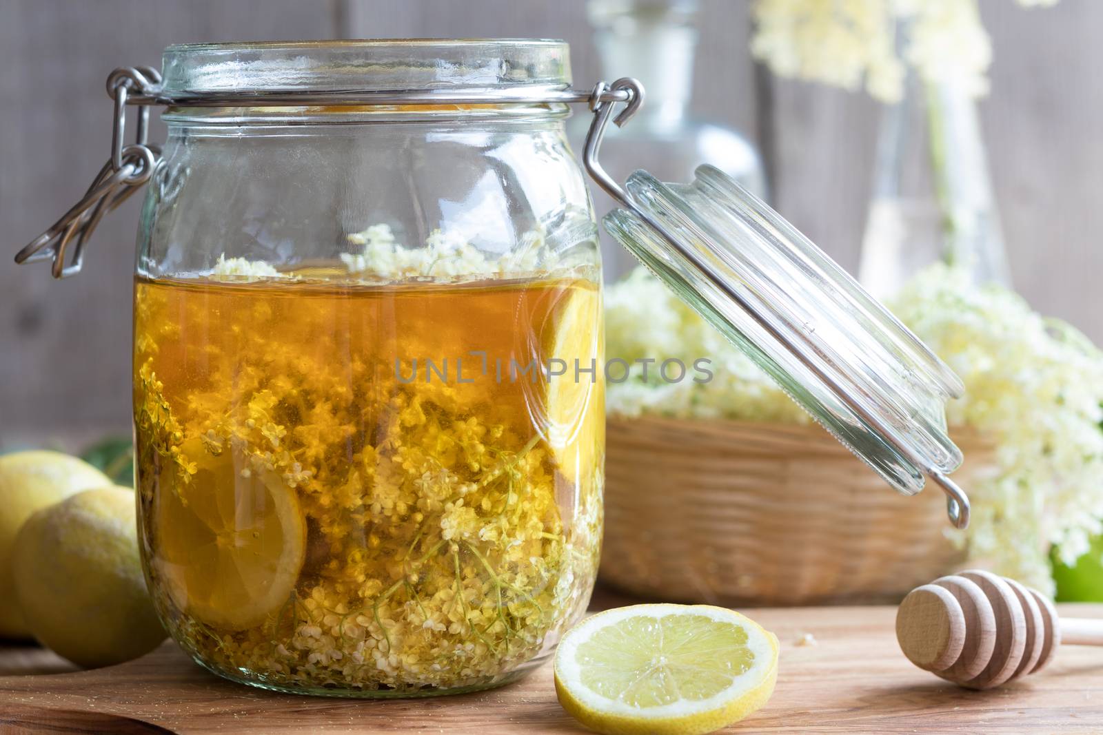 Preparation of a natural elder flower syrup from fresh elder flowers, honey, and lemon
