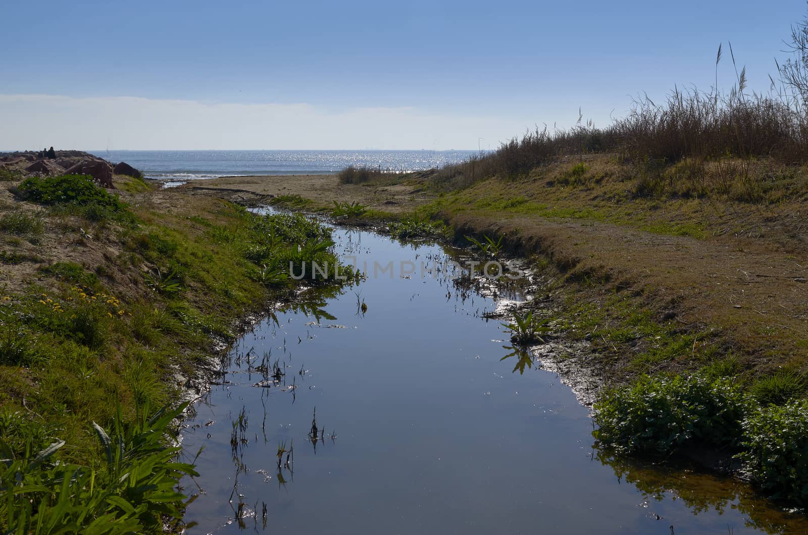 Beach located in Massalfassar, Valencia. Coast of Valencia.Its extension is 450 meters by 50 meters / little variation in width. The average occupancy level is medium. Secluded beach without boardwalk mainly composed of gravel and sand