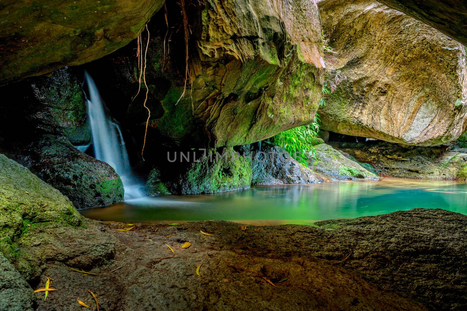 Hidden rock pool oasis Australia by lovleah