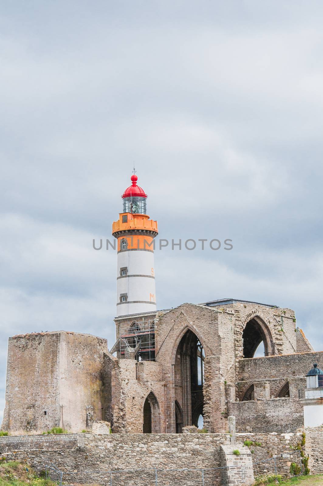 Phare Saint-Mathieu et ancienne abbaye à la pointe Saint-Mathieu à Plougonvelin dans le Finistère en France