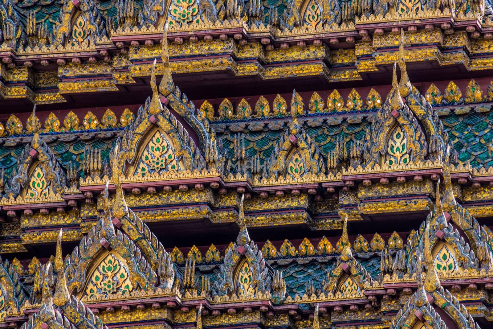 Glamorous roof mosaik in buddhist temple in Bangkok