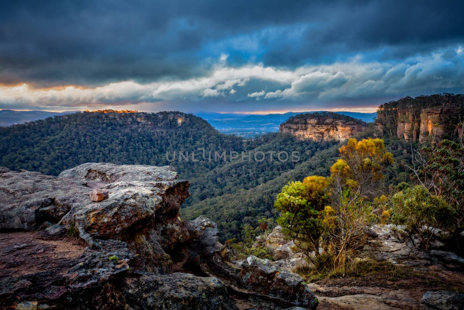 Strong winds and incoming storm over Blue Mountains by lovleah