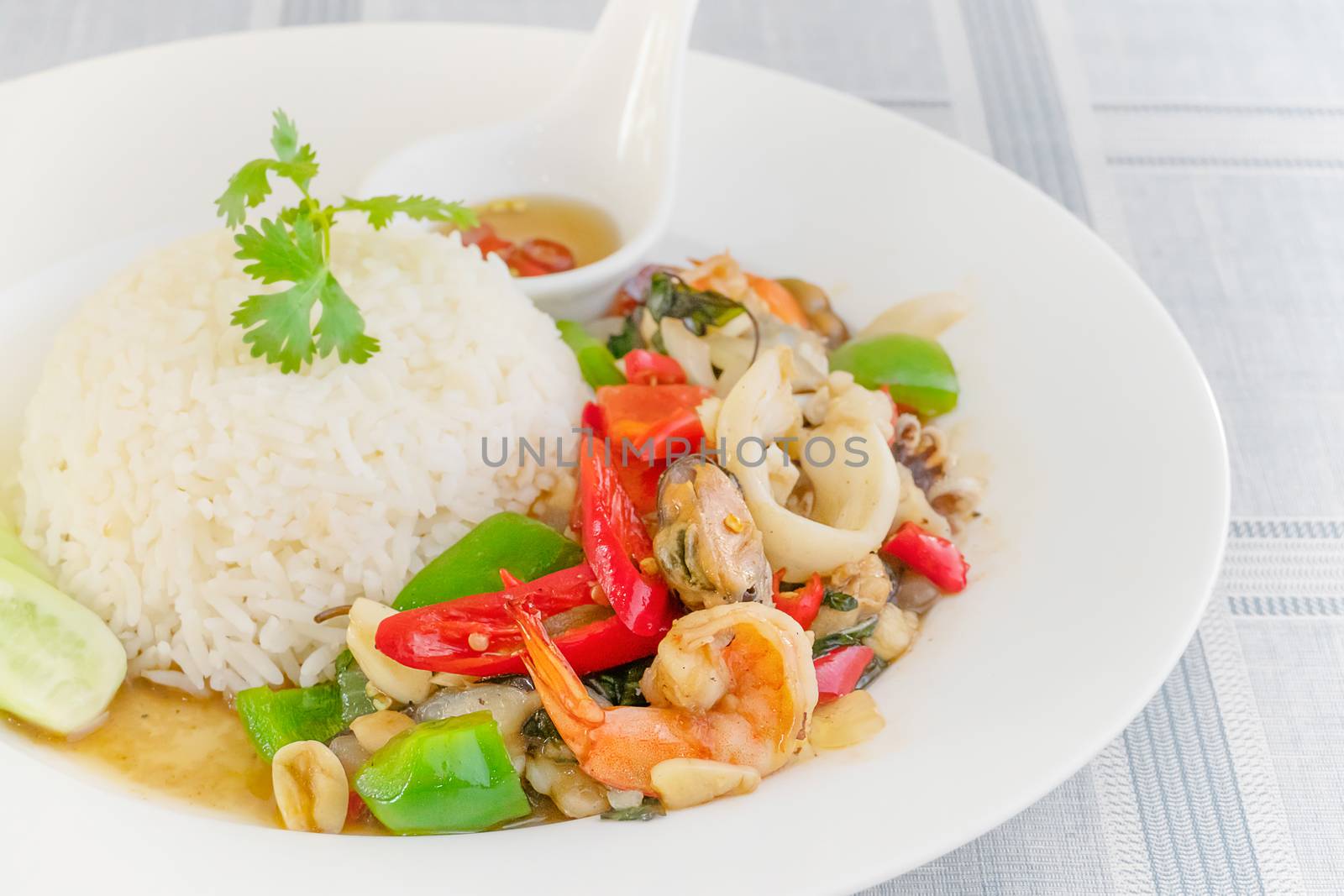 Mixed Seafood fried with chili and vegetables Served with steamed rice on dish