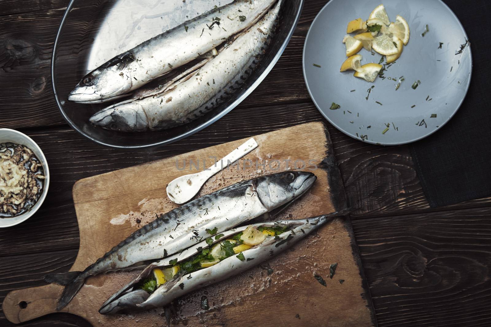 Fish stuffed by lemon and herbs with pepper