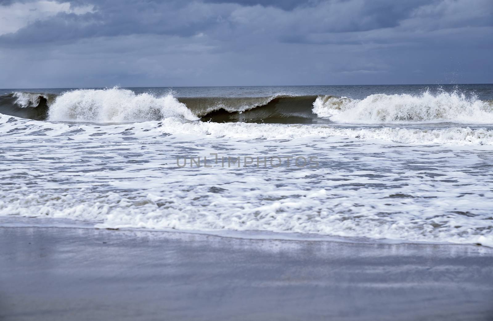 Rough water and waves in Pacific Ocean by Novic