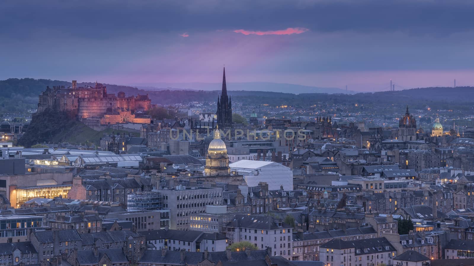 night view of the city of Edinburgh