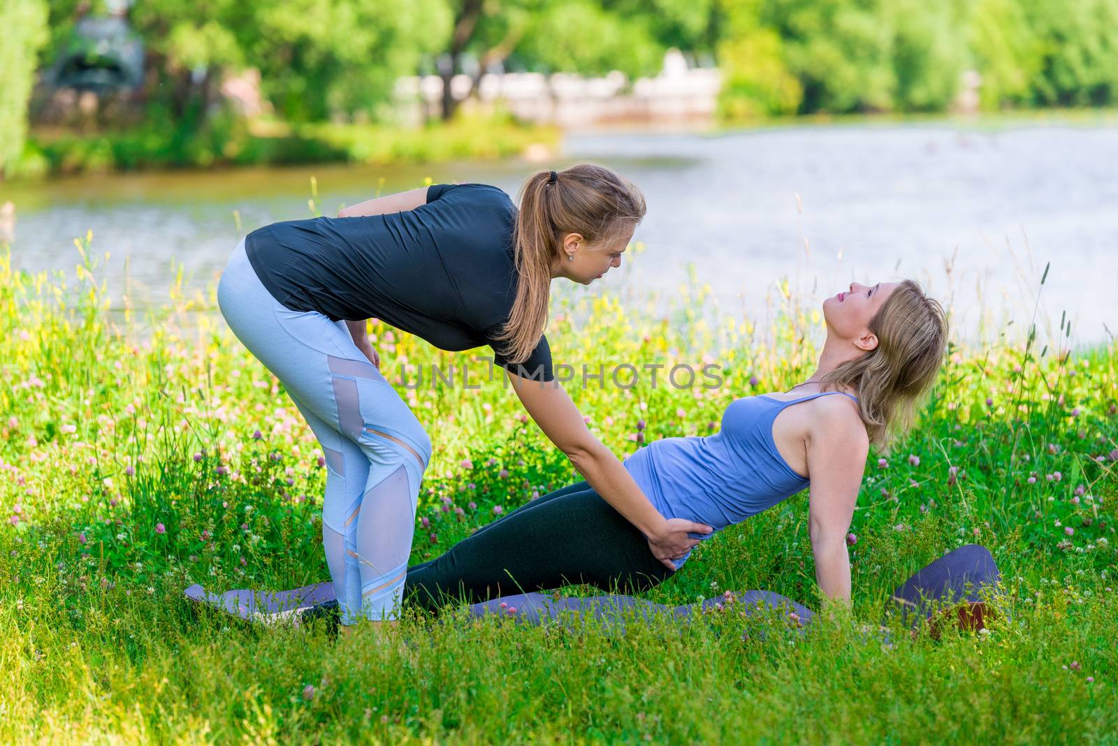 individual yoga classes with a personal trainer in the park