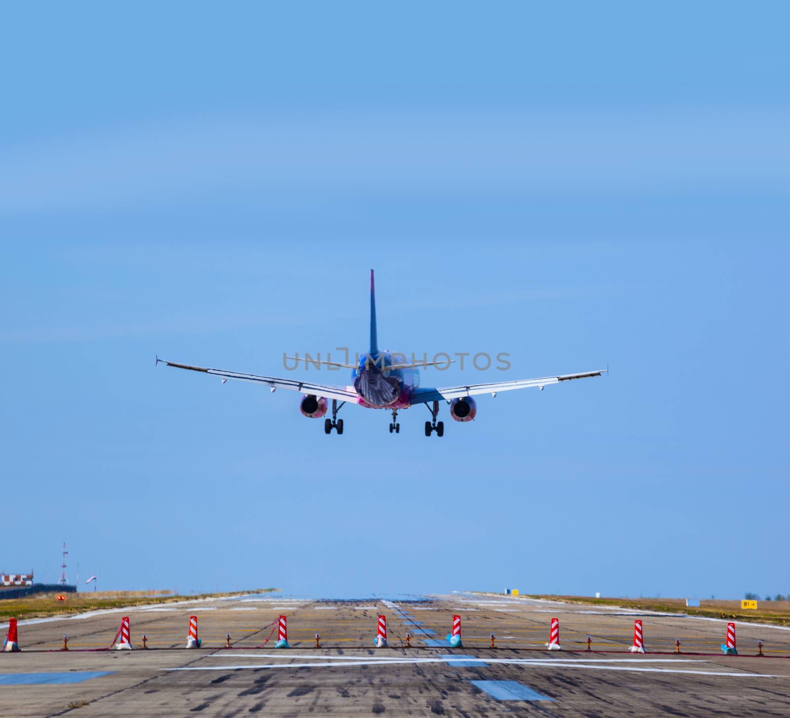 Airplane landing to runway
