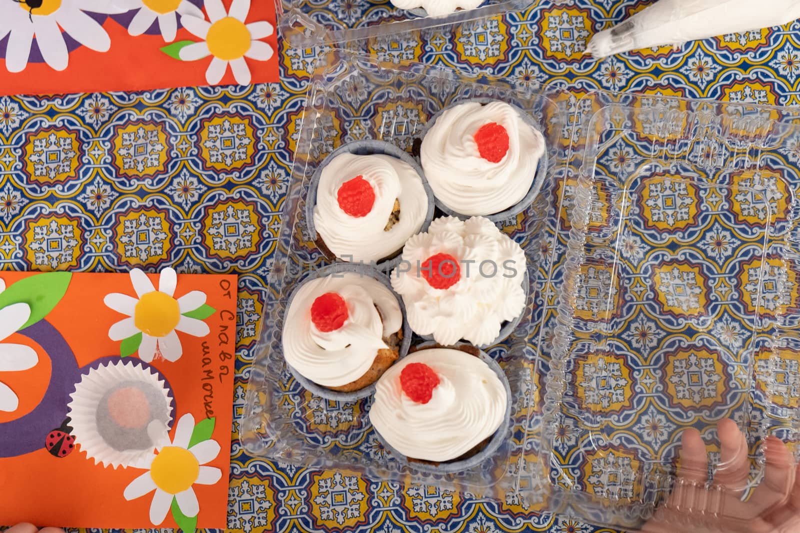 Children learn to cook cupcakes with cream. Make a holiday card for mom. March 8.