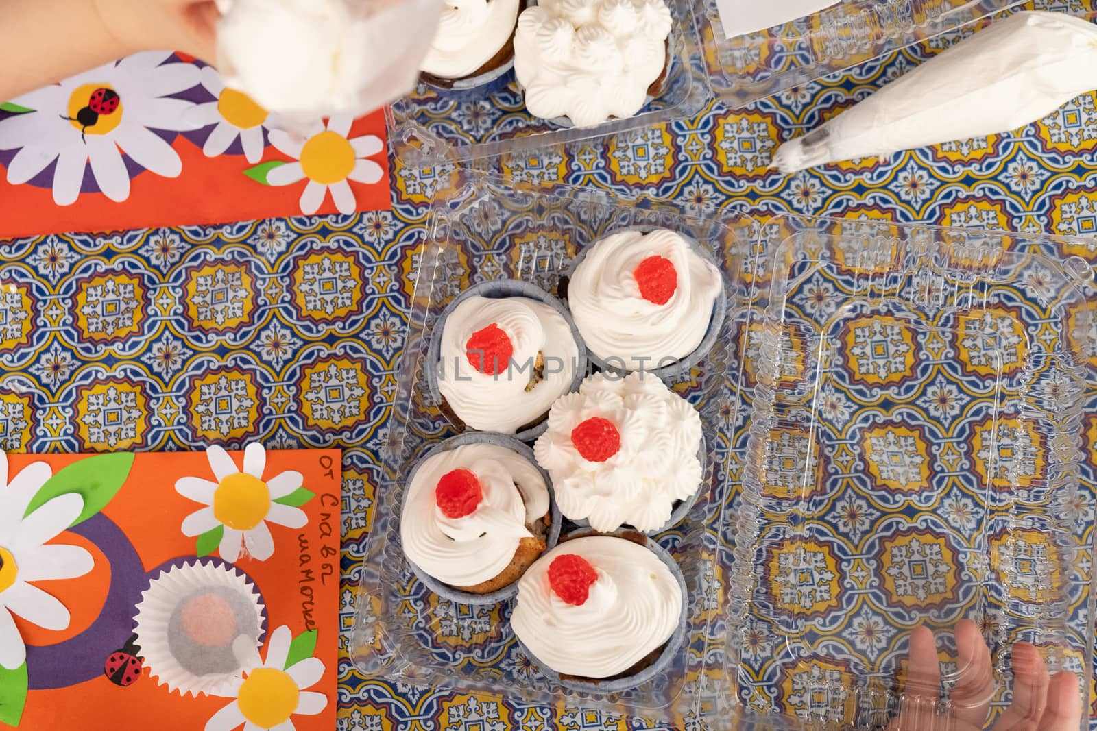 Children learn to cook cupcakes with cream. Make a holiday card for mom. March 8.