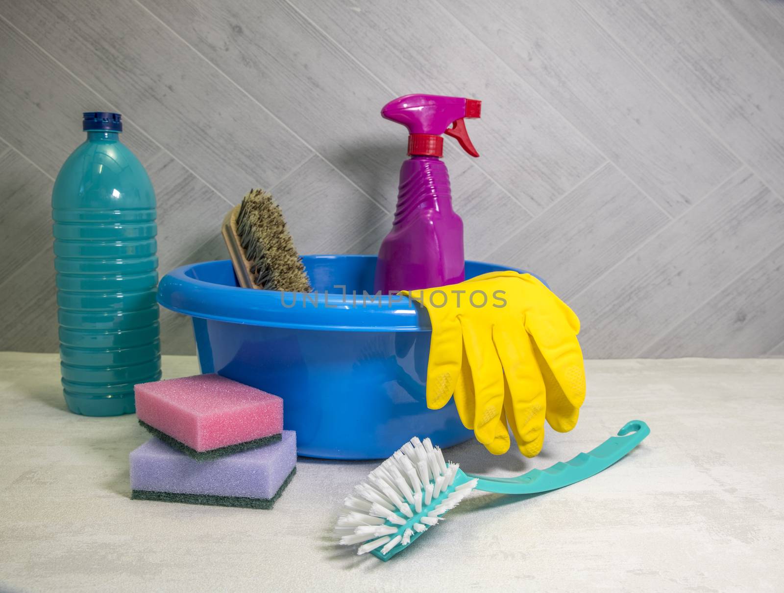 blue washing up dish with cleaning tools and detergents as degreaser and a brush with wipes