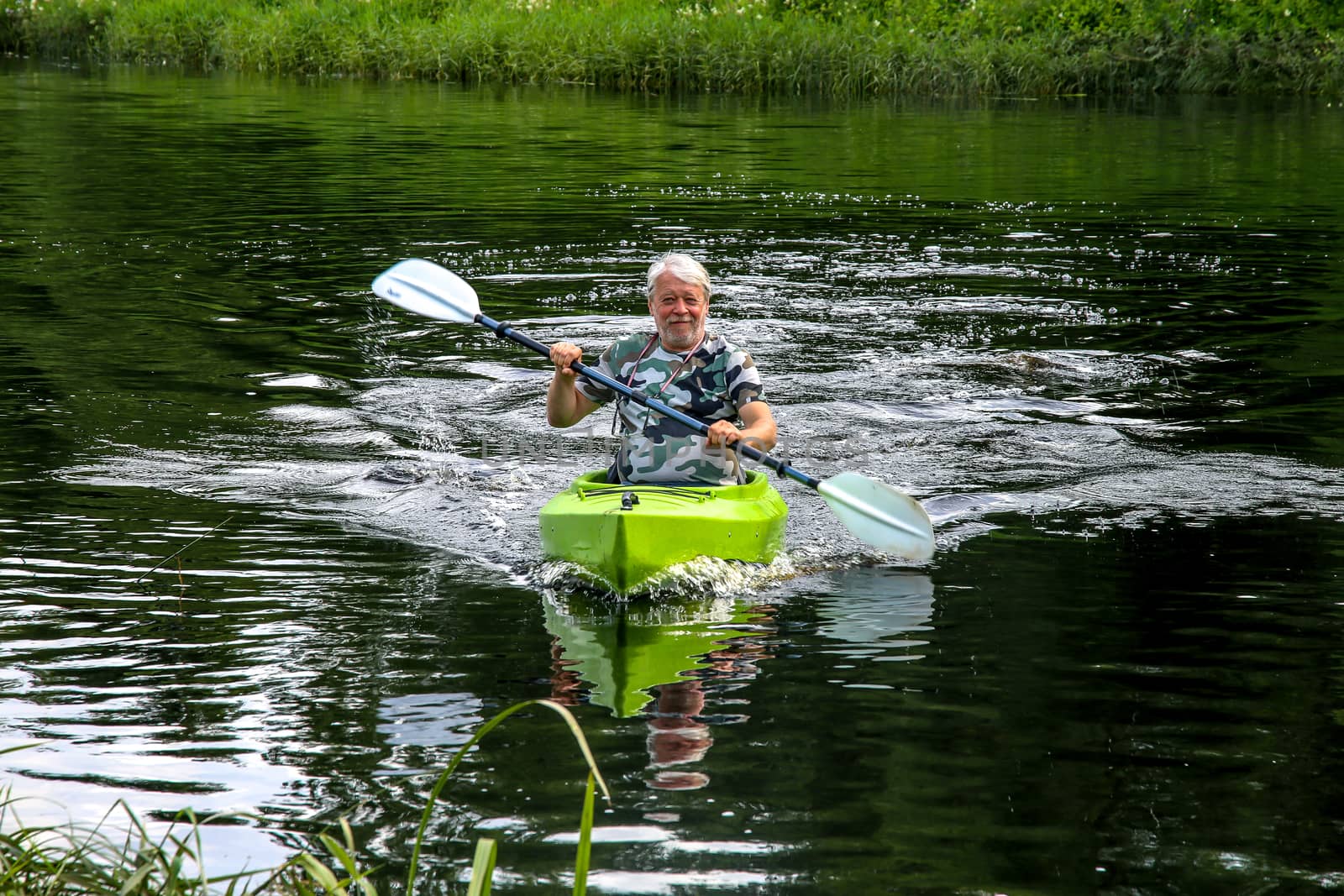 People boating on river by fotorobs