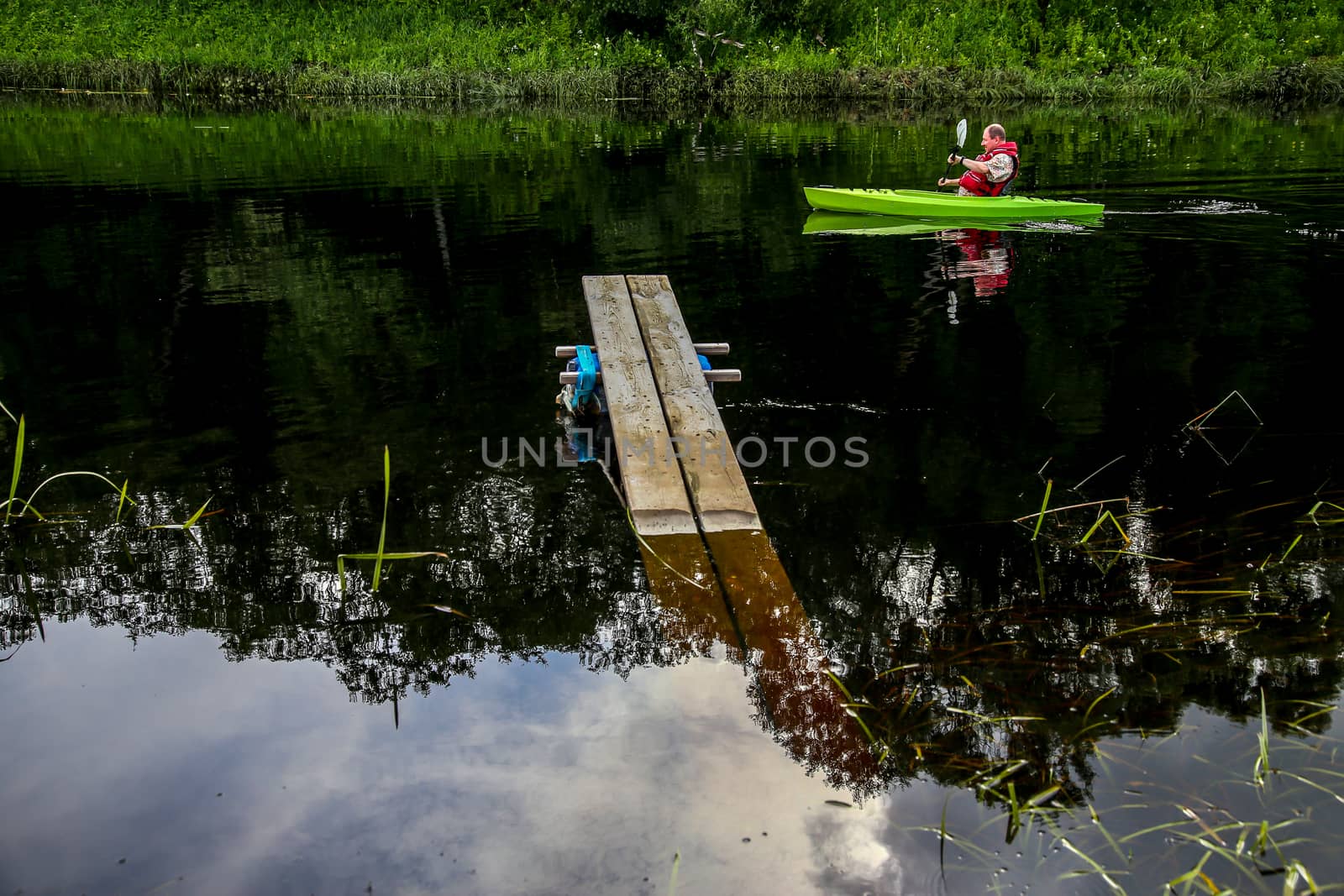 People boating on river by fotorobs