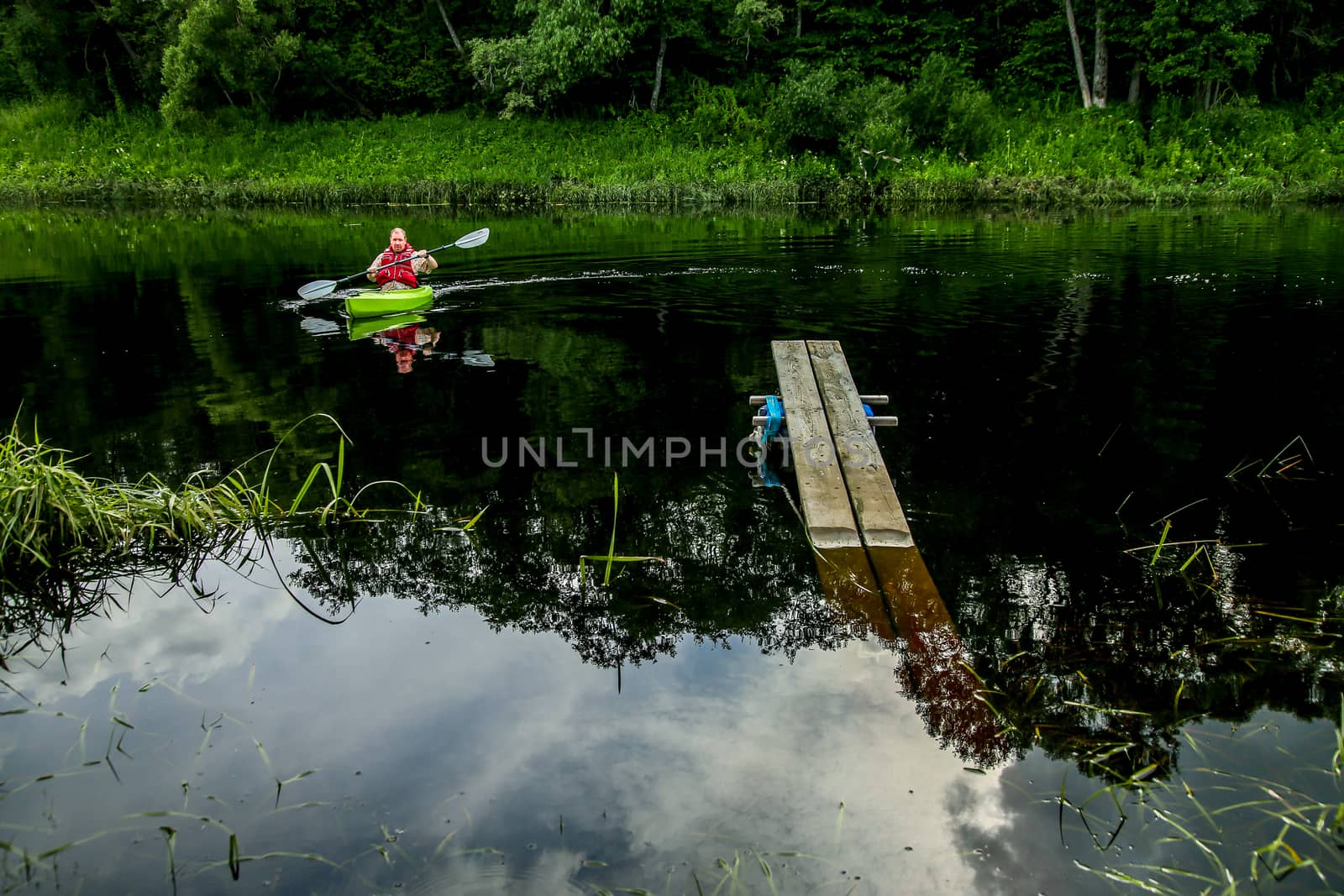 People boating on river by fotorobs