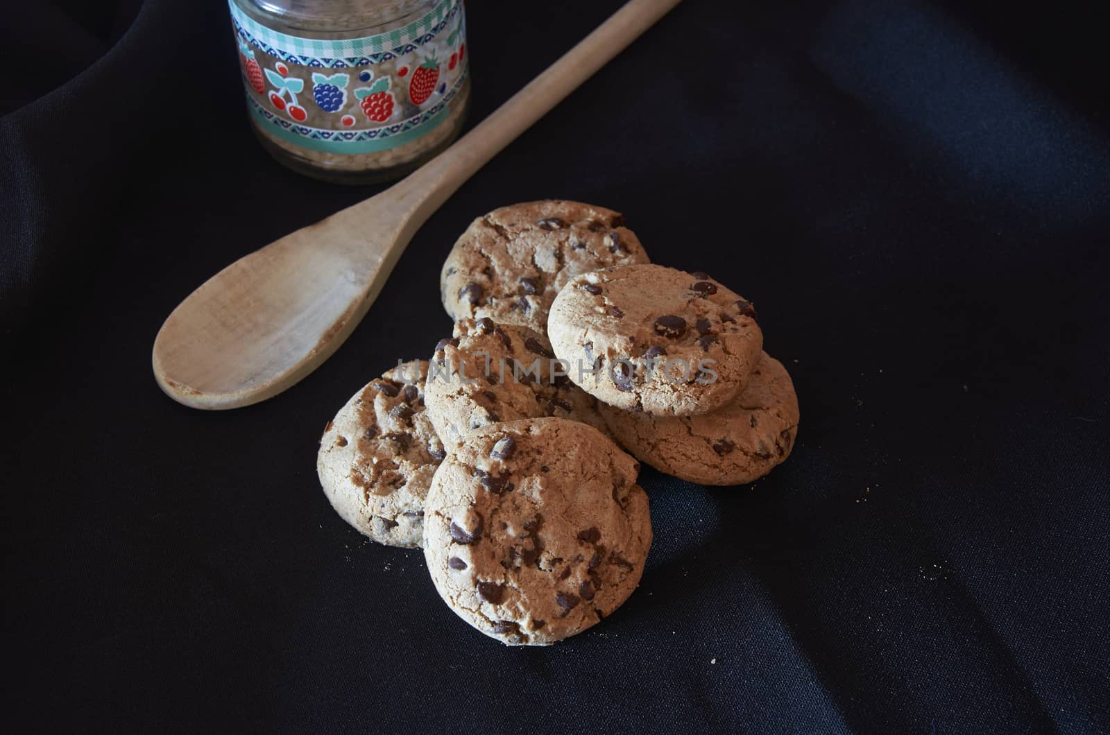 Cookies with chocolate chips by bpardofotografia