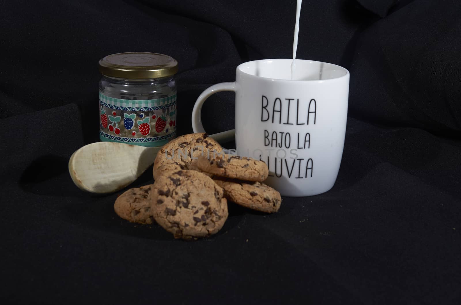 Cookies with chocolate chips and milk by bpardofotografia