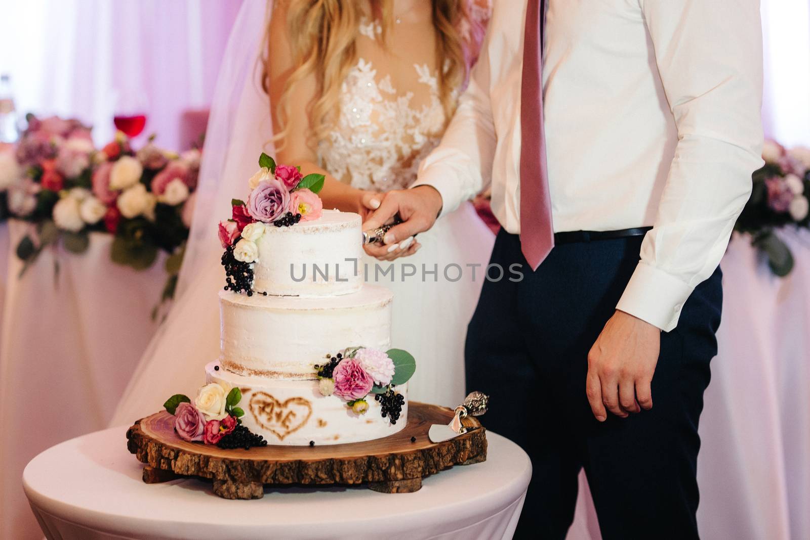 wedding cake at the wedding of the newlyweds