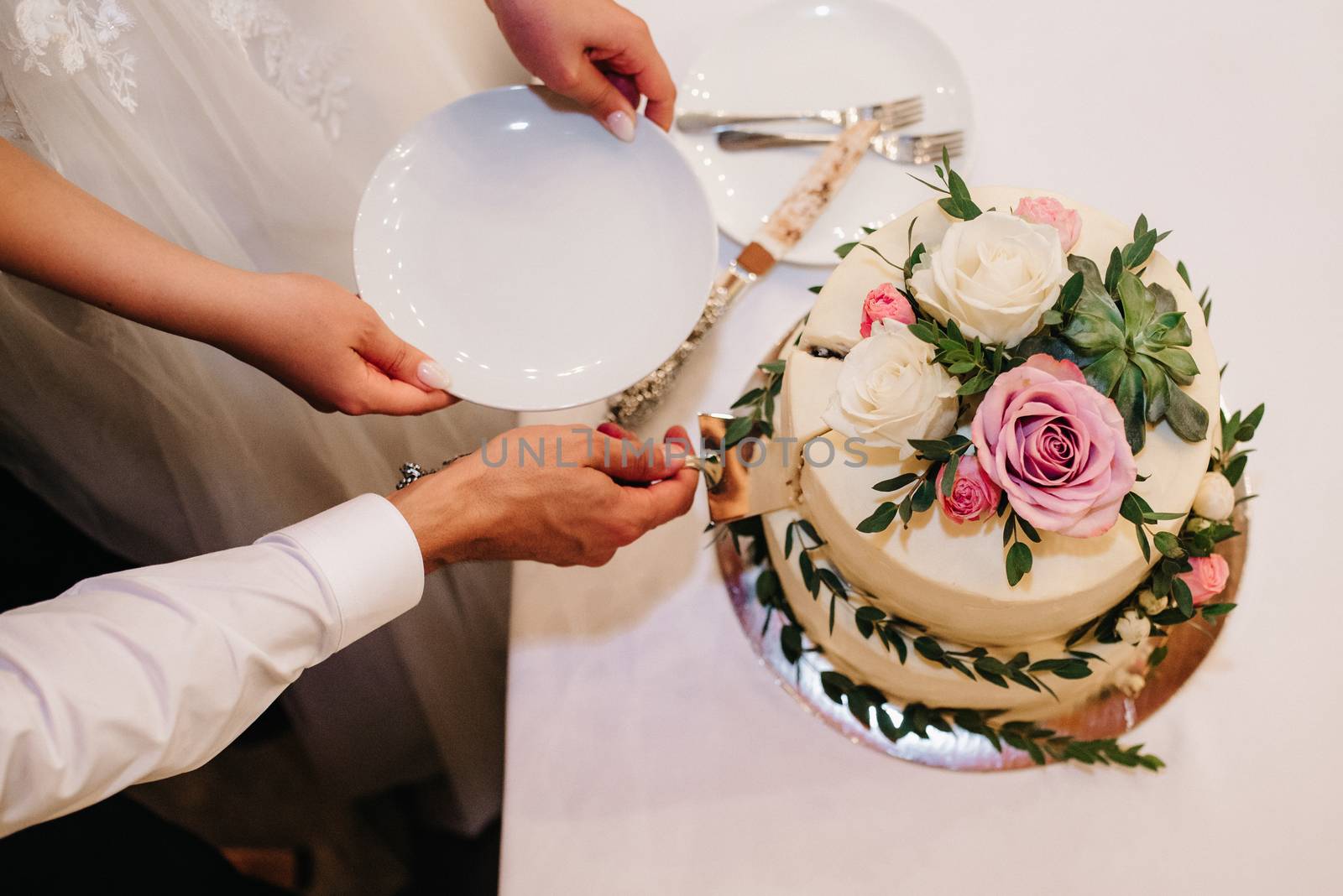 wedding cake at the wedding of the newlyweds