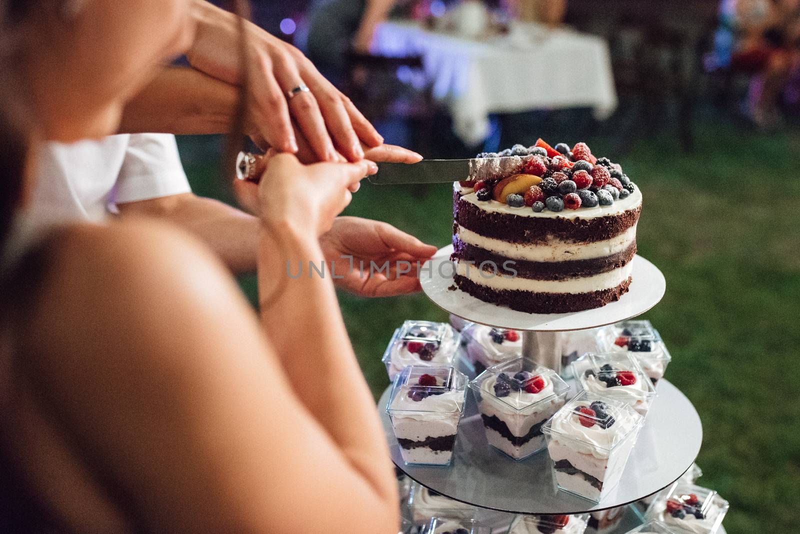 wedding cake at the wedding of the newlyweds