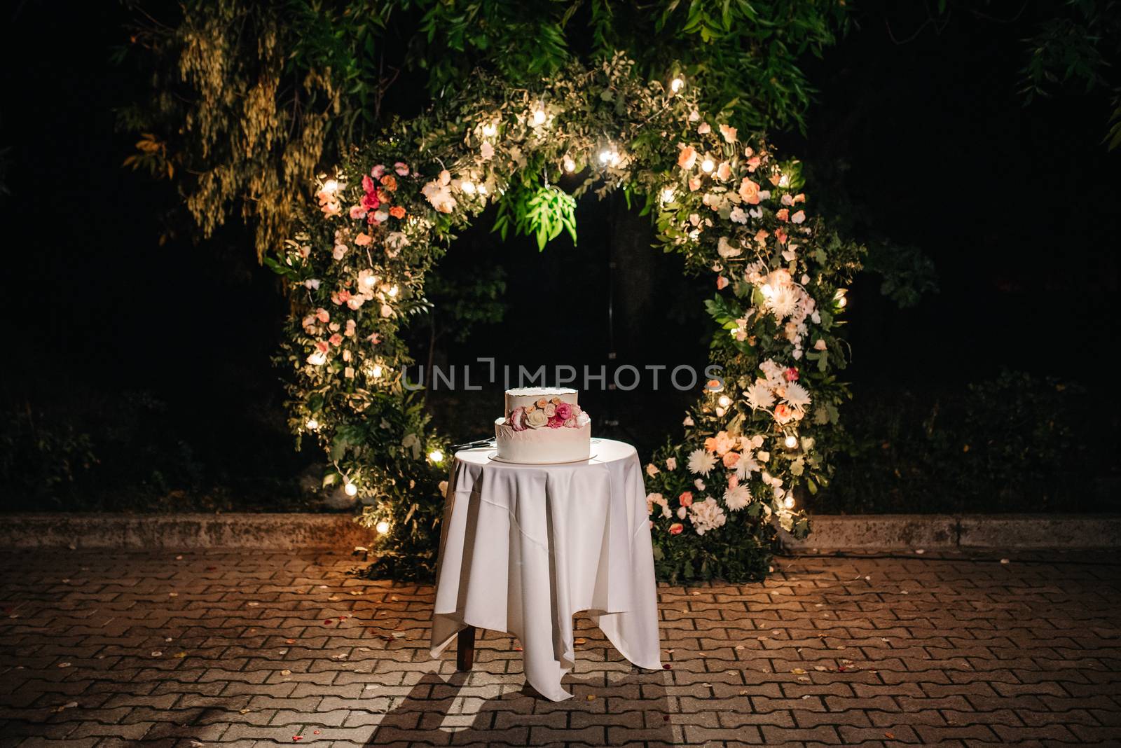 wedding cake at the wedding of the newlyweds