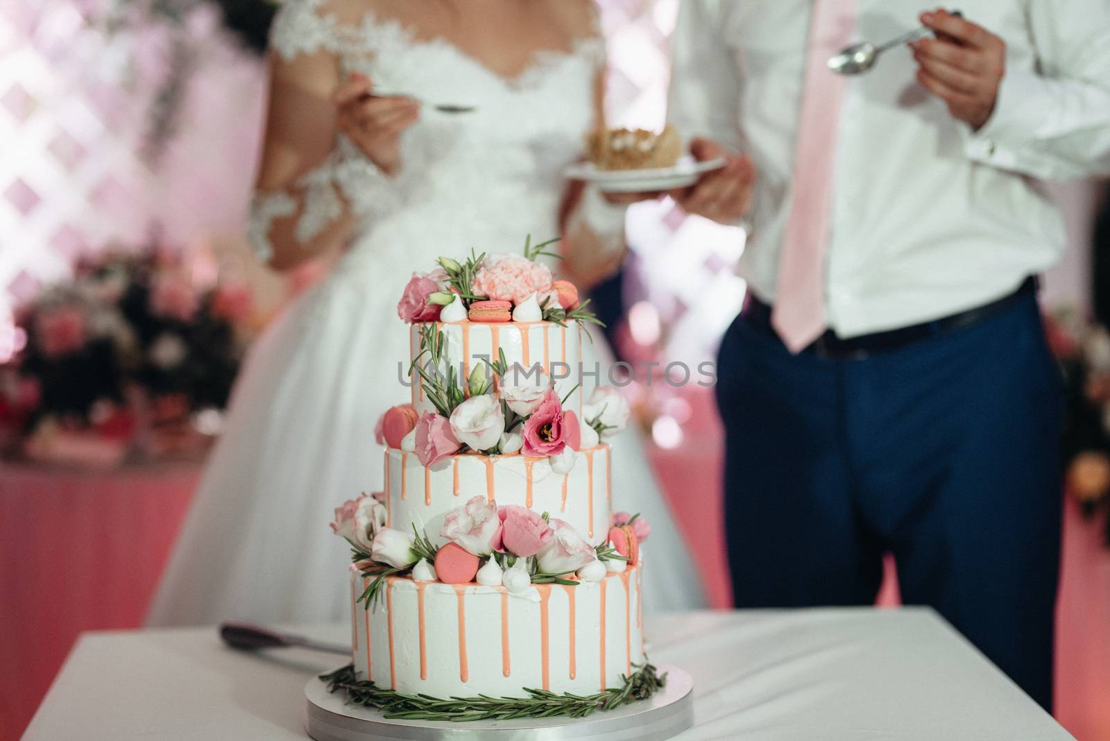 wedding cake at the wedding of the newlyweds