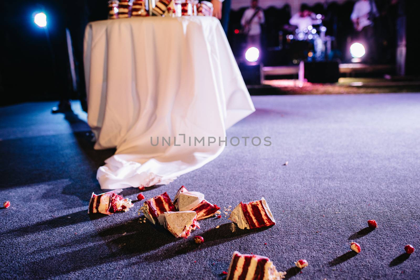 wedding cake at the wedding of the newlyweds