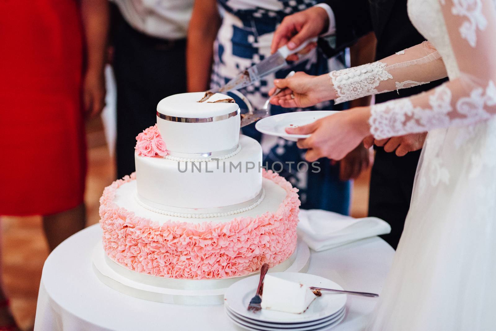 wedding cake at the wedding of the newlyweds