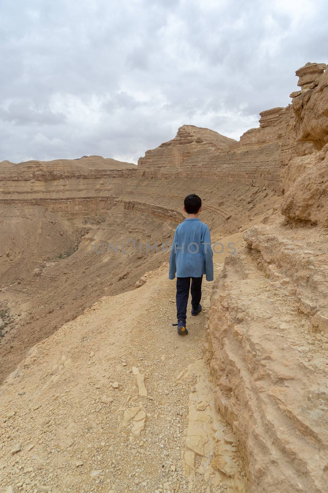 Child in hiking trek of Israeli desert by javax