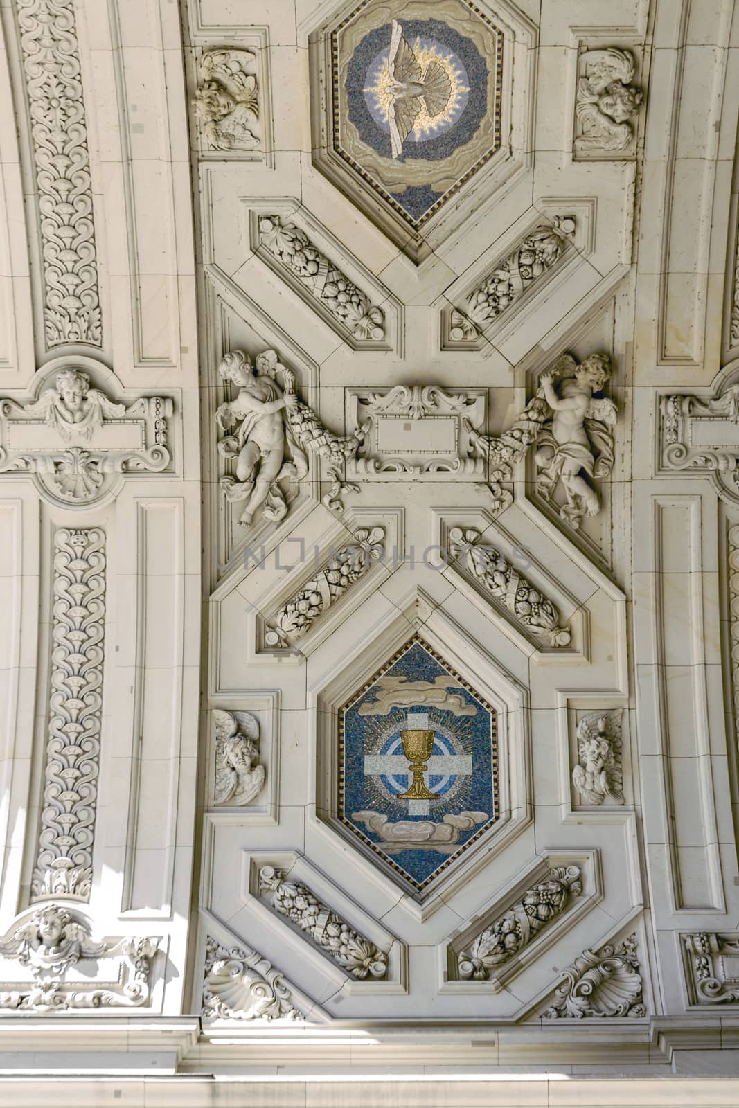 A close-up photo of architectural details on the ceiling in the arch of the Berliner Dom, also known as the Berlin Cathedral