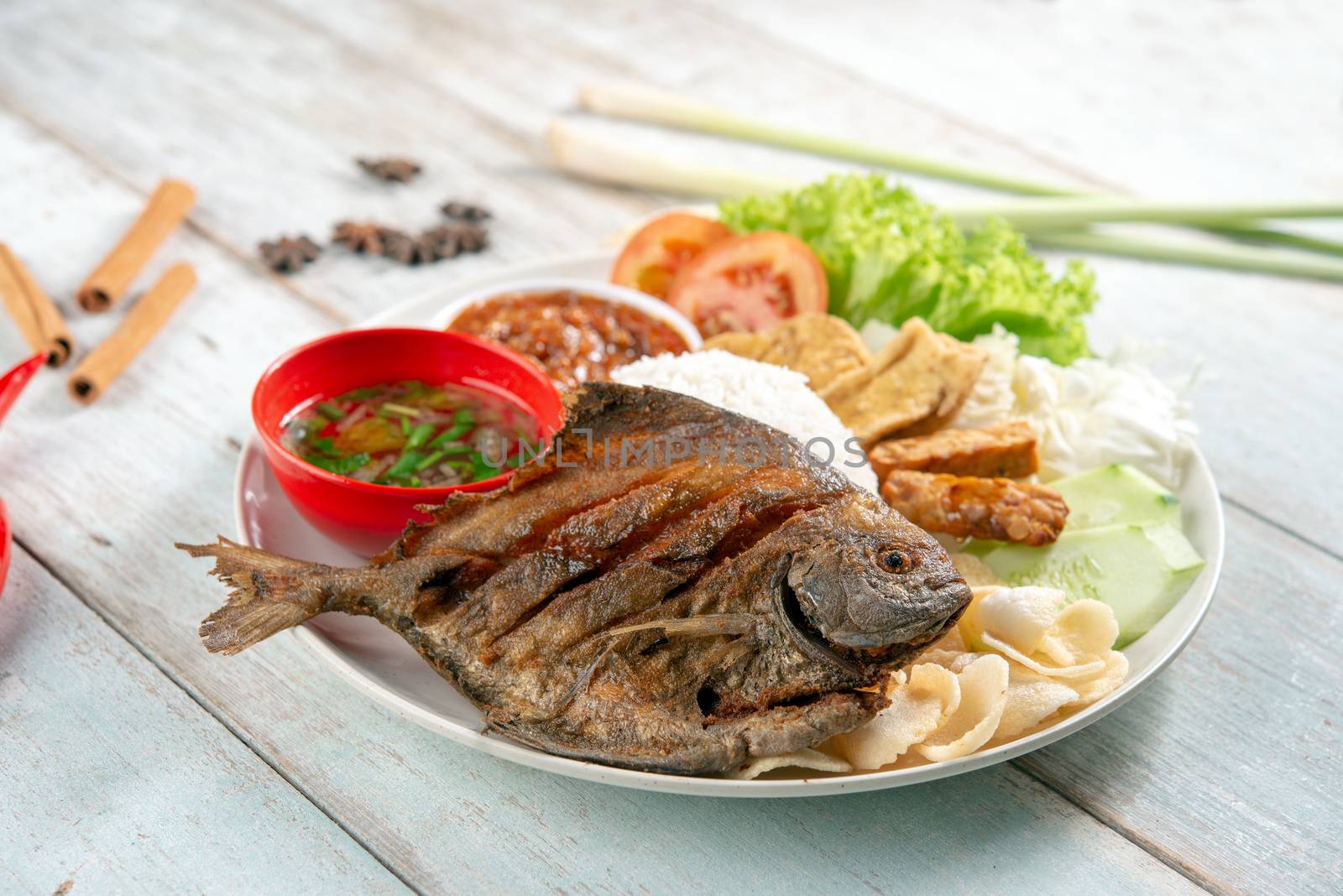 Fried pomfret fish and rice by szefei