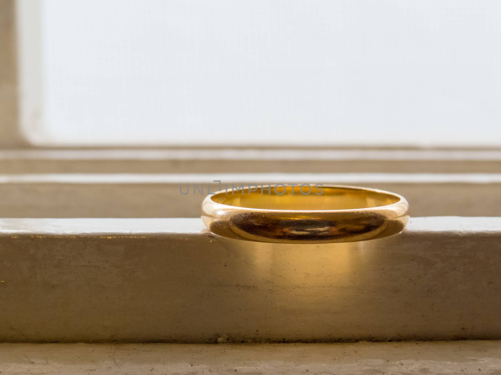 Only an old wedding ring, in gold by silviopl