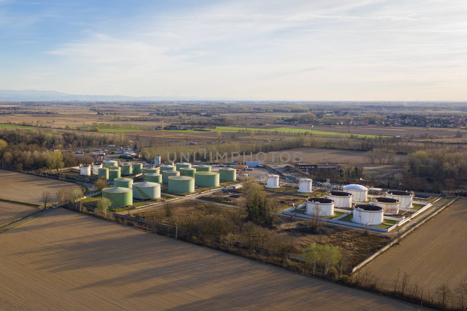 Aerial view of oil storage with a storage capacity of approximately 220,000 cubic meters, storage and handling services for petroleum products.