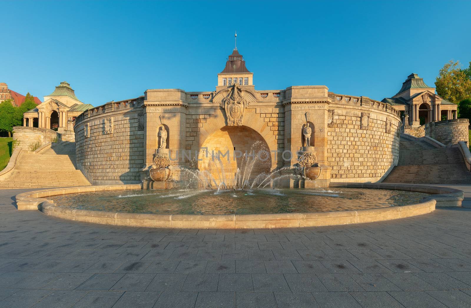 Fountain at Haken Terrases by mot1963