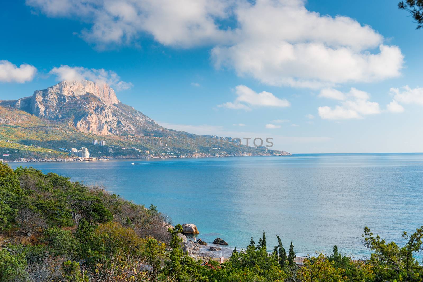 Photo mountains and the sea scenic landscape on an autumn sunny by kosmsos111