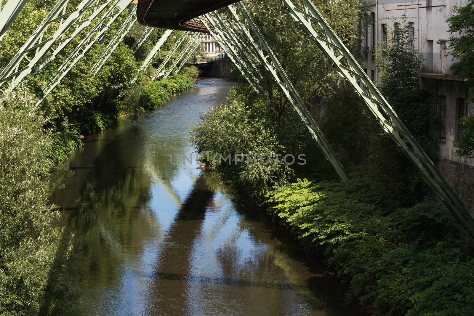 The supporting framework of the Wuppertaler suspension railway consists of a steel framework with inclined supports and suspended steel bridges so-called Rieppelträger. 