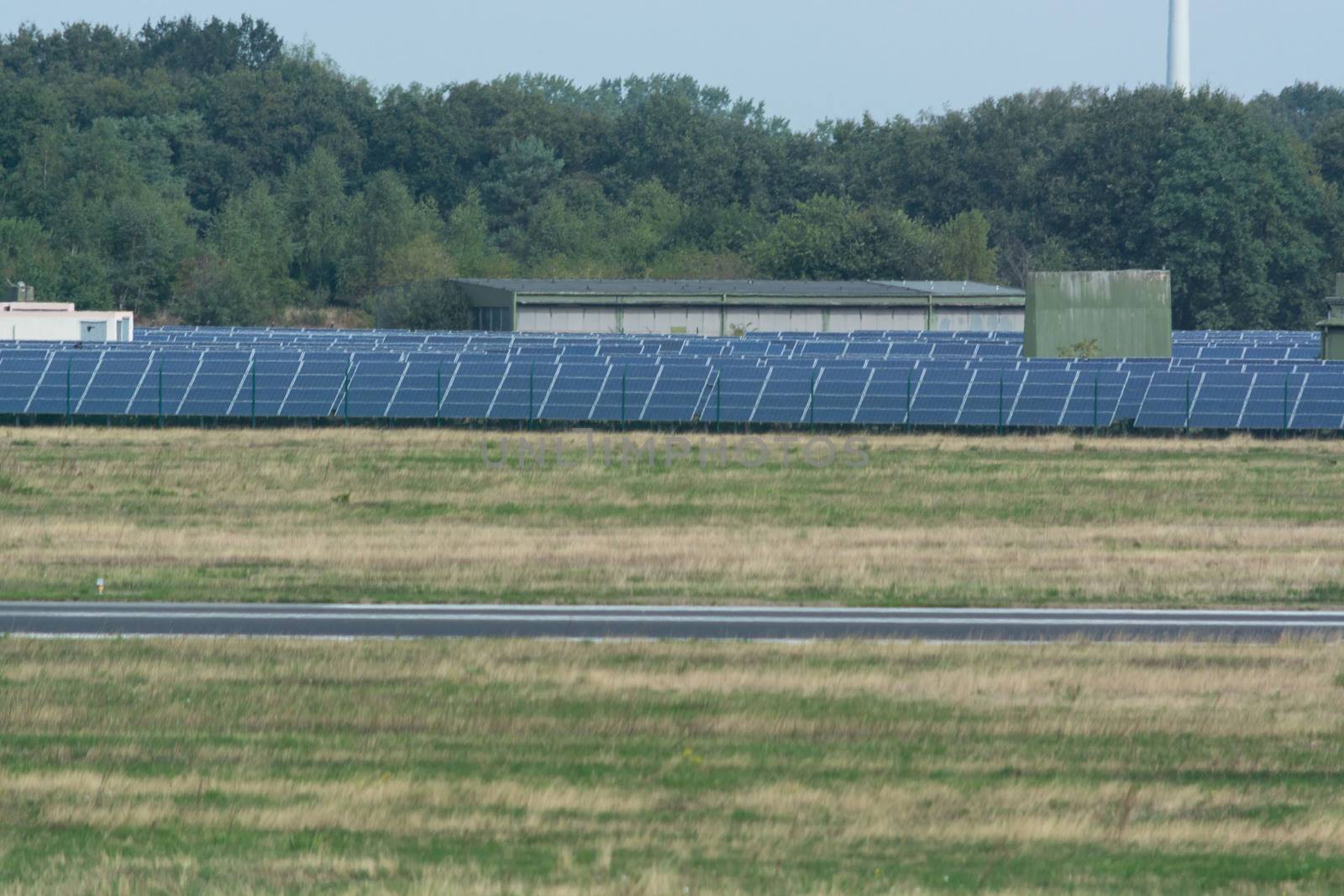 Panorama of the solar system of Weeze Airport.
The airport uses huge solar parks to cover its own energy consumption.